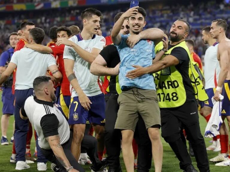 Insólito: sujeto se deslizó por el campo de juego tras triunfo de España en la Eurocopa y le provocó una lesión a Álvaro Morata