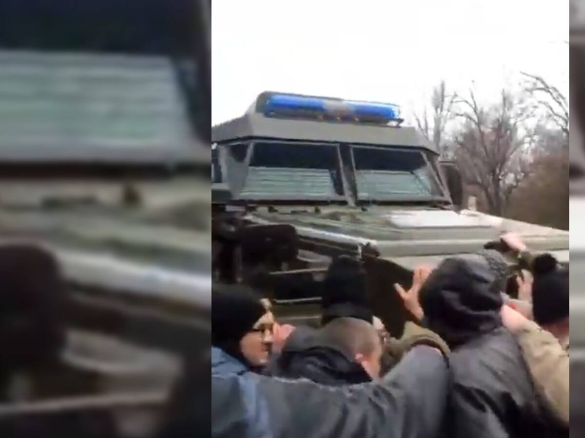 Soldado ruso dispara al aire luego que civiles de la ciudad ucraniana de Melitopol intentarán detener el avance de un convoy