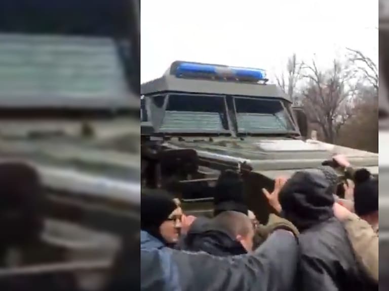 Soldado ruso dispara al aire luego que civiles de la ciudad ucraniana de Melitopol intentarán detener el avance de un convoy
