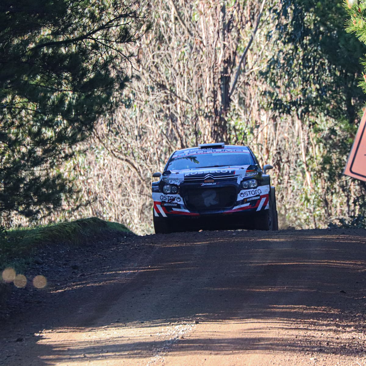 Grave accidente preocupa en el inicio del WRC Rally Chile 2026: piloto turco tuvo que ser aeroevacuado