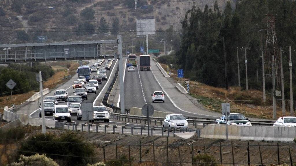 Carabineros reporta que más de 120 mil vehículos ya regresaron a la RM durante el fin de semana largo