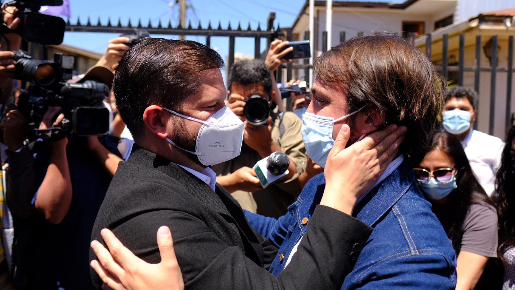 Boric se reunió con Sharp y ambos pusieron fin a sus diferenciasEl candidato presidencial Gabriel Boric, participará en un puerta a puerta en la población Gomez Carreño junto a autoridades de la región donde se abordarán temas como colusión y propuesta Gas a precio justo. En la el candidato junto al alcalde de Valparaìso Jorge Sharp.

FOTO: FERNANDO RAMÍREZ - COMANDO GABRIEL BORIC/AGENCIAUNO