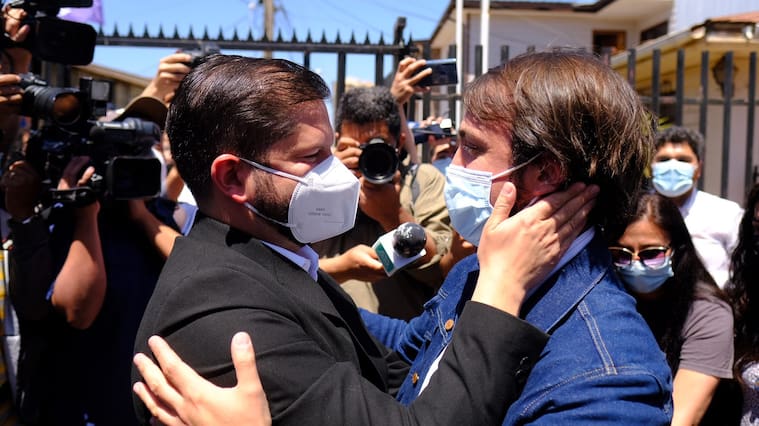 Boric se reunió con Sharp y ambos pusieron fin a sus diferenciasEl candidato presidencial Gabriel Boric, participará en un puerta a puerta en la población Gomez Carreño junto a autoridades de la región donde se abordarán temas como colusión y propuesta Gas a precio justo. En la el candidato junto al alcalde de Valparaìso Jorge Sharp.
FOTO: FERNANDO RAMÍREZ - COMANDO GABRIEL BORIC/AGENCIAUNO