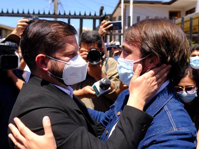 Boric se reunió con Sharp y ambos pusieron fin a sus diferenciasEl candidato presidencial Gabriel Boric, participará en un puerta a puerta en la población Gomez Carreño junto a autoridades de la región donde se abordarán temas como colusión y propuesta Gas a precio justo. En la el candidato junto al alcalde de Valparaìso Jorge Sharp.
FOTO: FERNANDO RAMÍREZ - COMANDO GABRIEL BORIC/AGENCIAUNO