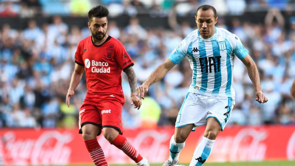 AVELLANEDA, ARGENTINA - NOVEMBER 10: Marcelo Diaz of Racing Club runs for the ball during a match between Racing Club and Huracan as part of Superliga 2019/20 at Juan Domingo Peron Stadium on November 10, 2019 in Avellaneda, Argentina. (Photo by Rodrigo Valle/Getty Images)