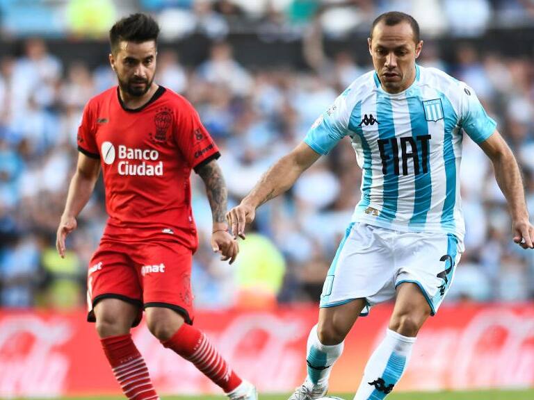 AVELLANEDA, ARGENTINA - NOVEMBER 10: Marcelo Diaz of Racing Club runs for the ball during a match between Racing Club and Huracan as part of Superliga 2019/20 at Juan Domingo Peron Stadium on November 10, 2019 in Avellaneda, Argentina. (Photo by Rodrigo Valle/Getty Images)