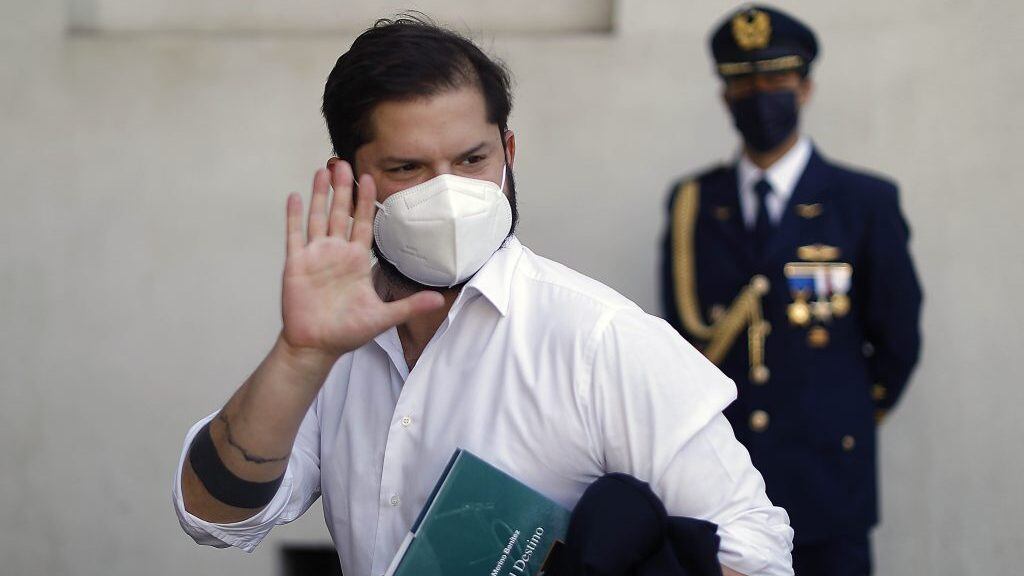 21 de Marzo de 2022/SANTIAGOEl Presidente de la Republica,Gabriel Boric, llega al Palacio de la Moneda, despus de asistir a una ceremonia de Aniversario de la Fach.

FOTO:CRISTOBAL ESCOBAR/AGENCIAUNO
