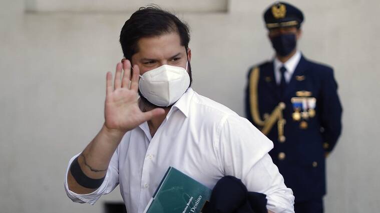 21 de Marzo de 2022/SANTIAGOEl Presidente de la Republica,Gabriel Boric, llega al Palacio de la Moneda, despus de asistir a una ceremonia de Aniversario de la Fach.
FOTO:CRISTOBAL ESCOBAR/AGENCIAUNO