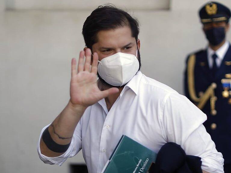 21 de Marzo de 2022/SANTIAGOEl Presidente de la Republica,Gabriel Boric, llega al Palacio de la Moneda, despus de asistir a una ceremonia de Aniversario de la Fach.
FOTO:CRISTOBAL ESCOBAR/AGENCIAUNO