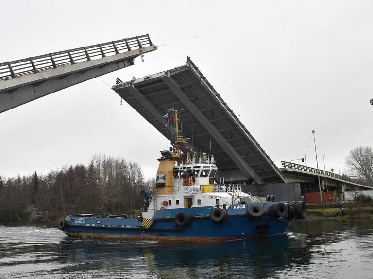 21 de Julio 2021/ VALDIVIAEl puenta Cau-Cau levanta sus brazos para en paso de embarcacion al astillero Asenav de la ciudad.
FOTO. MIGUEL ANGEL BUSTOS/ AGENCIA UNO