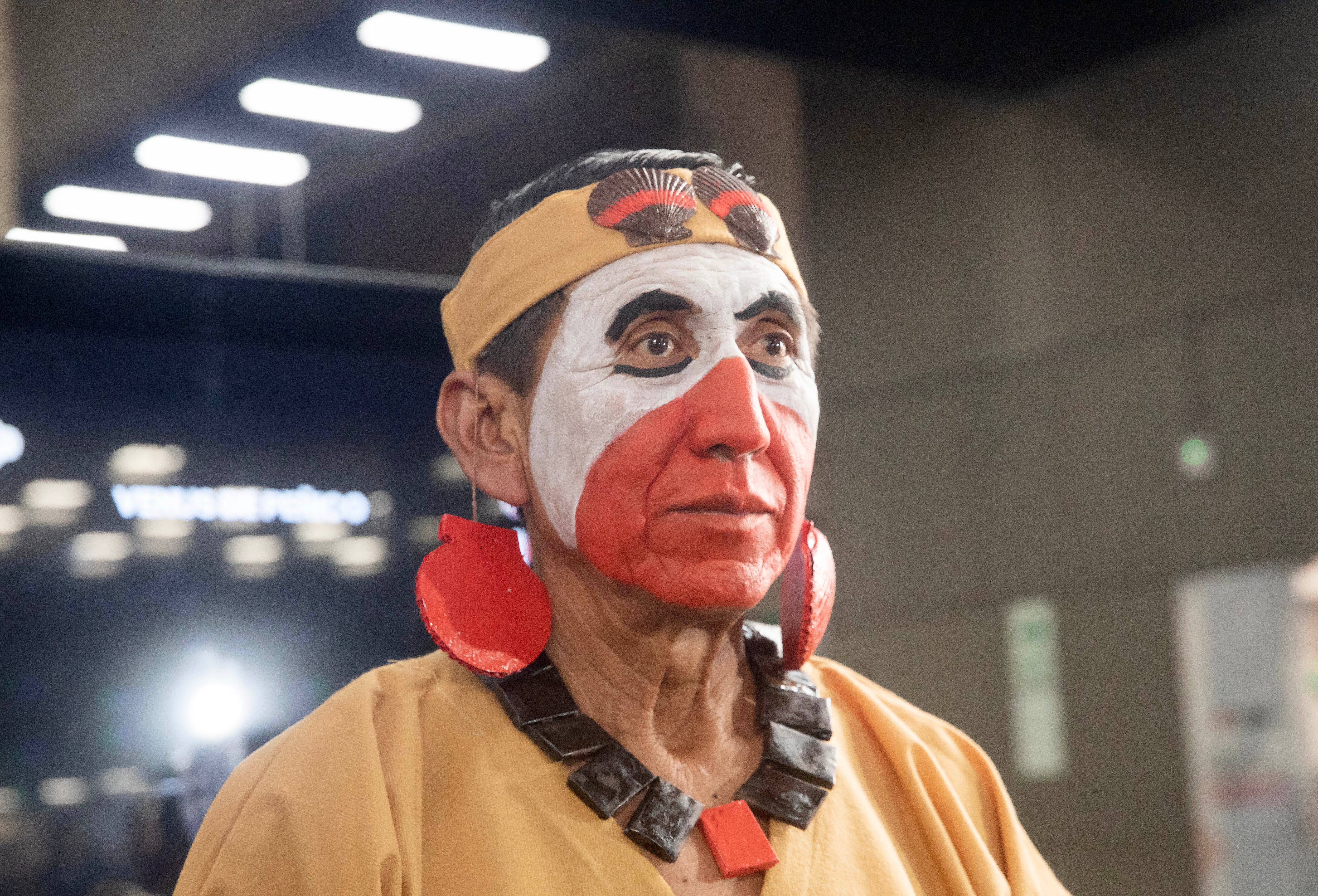 (260706) -- LIMA, 6 julio, 2026 (Xinhua) -- Un artista caracterizado como un poblador de la antigua Civilización Caral participa en una ceremonia llevada a cabo en el Ministerio de Cultura de Perú, en Lima, Perú, el 6 de julio de 2026. El Ministerio de Cultura de Perú, a través de la Zona Arqueológica Caral (ZAC), informó el lunes sobre el hallazgo de una ofrenda ritual de 3.800 años de antigüedad con varios objetos, asociada a cultura de la antigua Civilización Caral, en el sitio arqueológico Peñico, ubicado en la provincia de Huaura, departamento de Lima. (Xinhua/Mariana Bazo) (mb) (rtg) (vf)