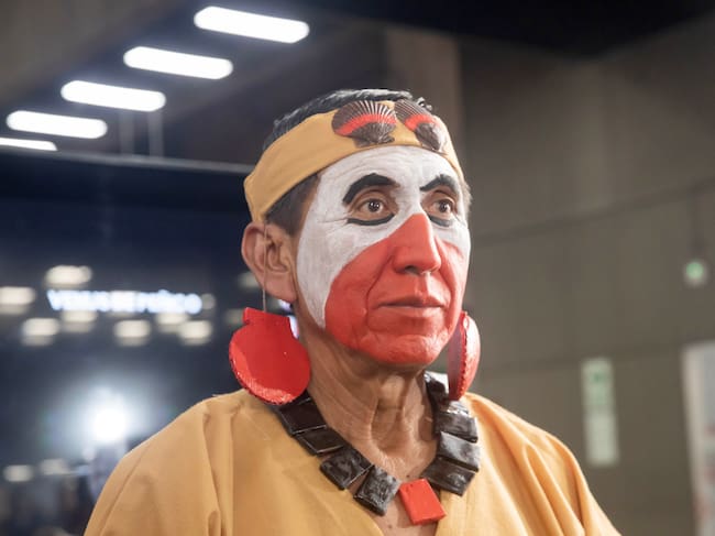 (260706) -- LIMA, 6 julio, 2026 (Xinhua) -- Un artista caracterizado como un poblador de la antigua Civilización Caral participa en una ceremonia llevada a cabo en el Ministerio de Cultura de Perú, en Lima, Perú, el 6 de julio de 2026. El Ministerio de Cultura de Perú, a través de la Zona Arqueológica Caral (ZAC), informó el lunes sobre el hallazgo de una ofrenda ritual de 3.800 años de antigüedad con varios objetos, asociada a cultura de la antigua Civilización Caral, en el sitio arqueológico Peñico, ubicado en la provincia de Huaura, departamento de Lima. (Xinhua/Mariana Bazo) (mb) (rtg) (vf)