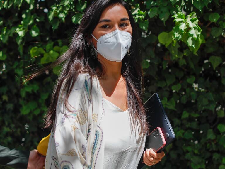 22 de Febrero de 2022/SANTIAGO La futura Ministra del Interior, Izkia Siches, se retira luego de asistir al primer comité político que se realizó en el comando del Presidente electo.
FOTO:CRISTOBAL ESCOBAR/AGENCIAUNO