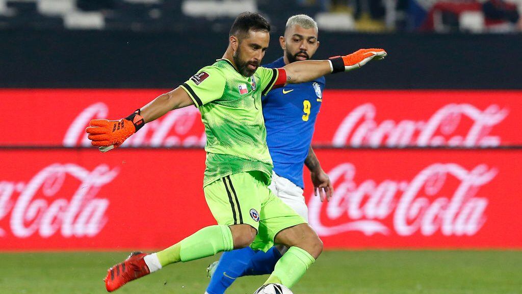 Mauricio Isla "anunció" a Claudio Bravo como futuro jugador de la UC