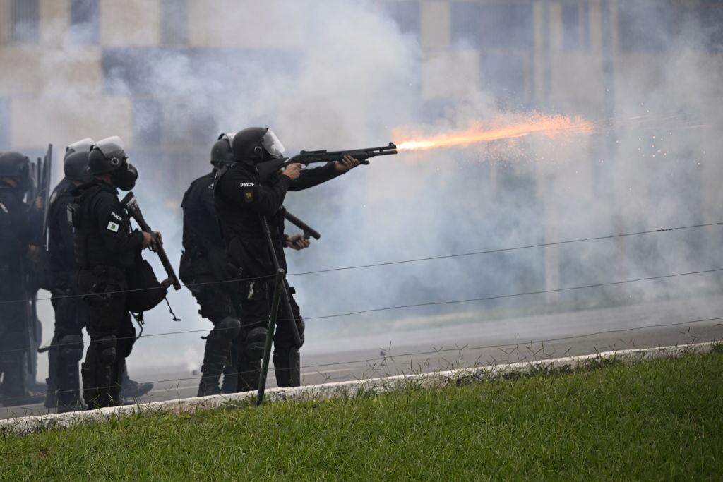 Policías disparan lacrimógenas ante ataques de bolsonaristas al congreso