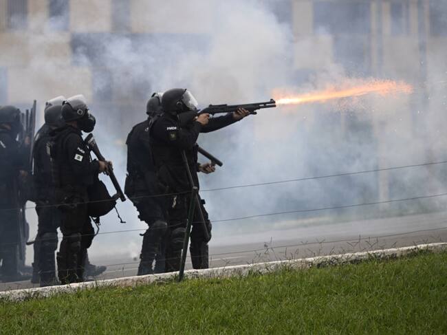 Policías disparan lacrimógenas ante ataques de bolsonaristas al congreso