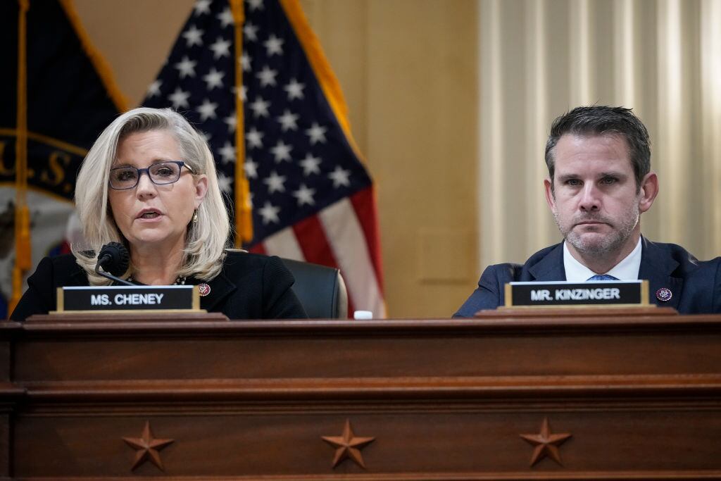 Los republicanos Liz Cheney y Adam Kinzinger en una sesión de la comisión investigadora