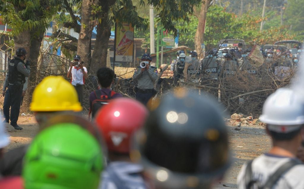 Ciudadanos se protegen de la represión policial en Myanmar