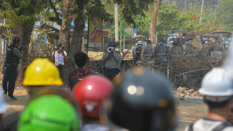 Ciudadanos se protegen de la represión policial en Myanmar
