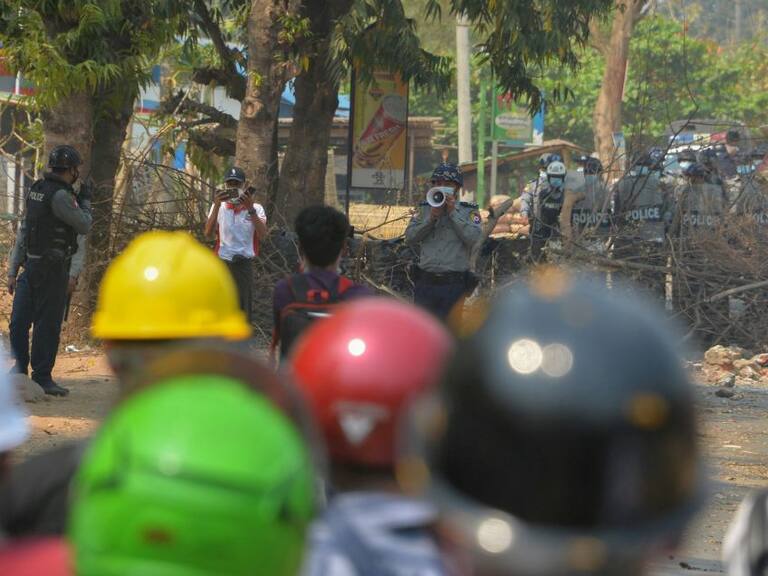 Ciudadanos se protegen de la represión policial en Myanmar