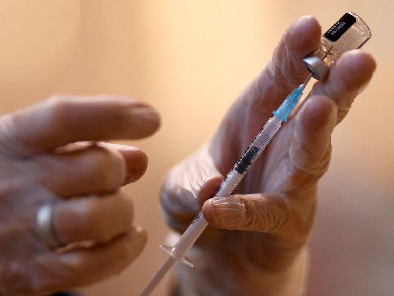 Centro Europeo de Enfermedades advirtió que la vacunación por sí sola no detiene a ómicron