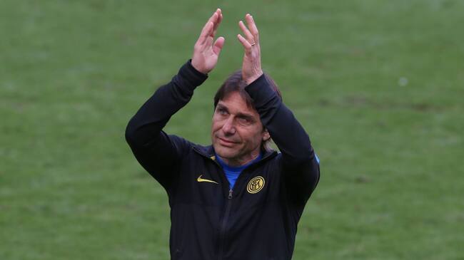 MILAN, ITALY - MAY 23: Antonio Conte Head coach of Internazionale applauds the public as he enters the field of play to collect his winner's medal and celebrate with the Scudetto following the Serie A match between FC Internazionale Milano and Udinese Calcio at Stadio Giuseppe Meazza on May 23, 2021 in Milan, Italy. Sporting stadiums around Italy remain under strict restrictions due to the Coronavirus Pandemic as Government social distancing laws prohibit fans inside venues resulting in games being played behind closed doors (Photo by Jonathan Moscrop/Getty Images)