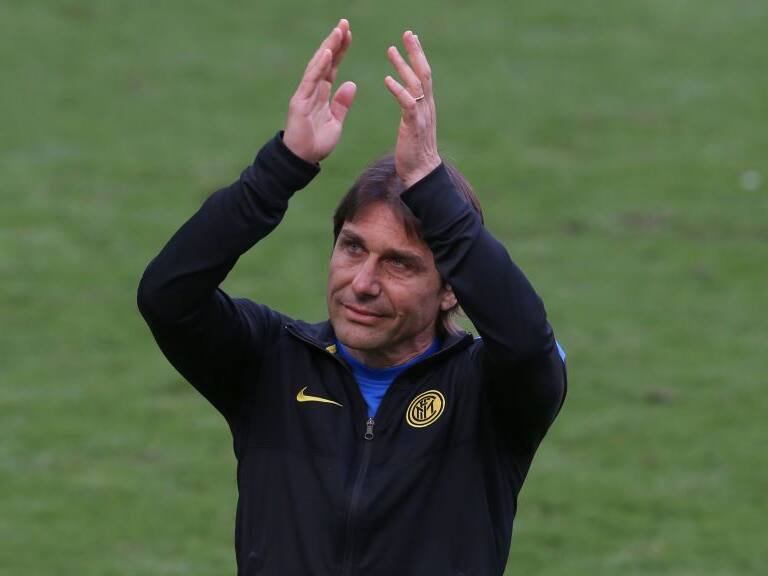 MILAN, ITALY - MAY 23: Antonio Conte Head coach of Internazionale applauds the public as he enters the field of play to collect his winner's medal and celebrate with the Scudetto following the Serie A match between FC Internazionale Milano and Udinese Calcio at Stadio Giuseppe Meazza on May 23, 2021 in Milan, Italy. Sporting stadiums around Italy remain under strict restrictions due to the Coronavirus Pandemic as Government social distancing laws prohibit fans inside venues resulting in games being played behind closed doors (Photo by Jonathan Moscrop/Getty Images)