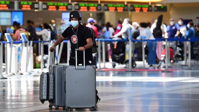 Hombre lleva maletas en el aeropuerto internacional de Los Angeles