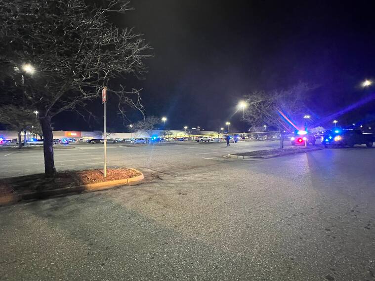 La policía custodia la zona del tiroteo en un Walmart en Chesapeake de Virginia