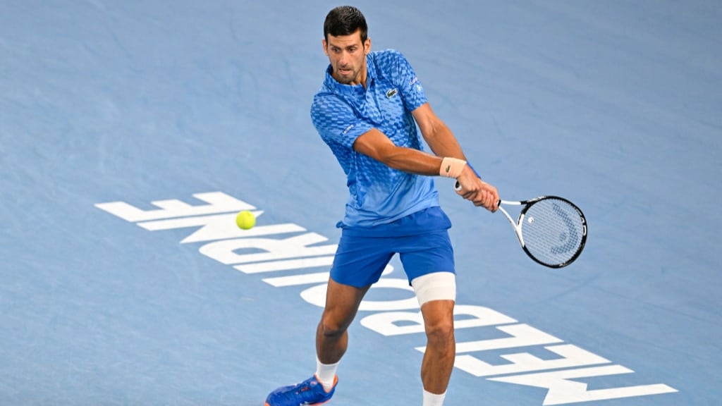 Novak Djokovic arrasa en su regreso oficial al Abierto de Australia tras dos años