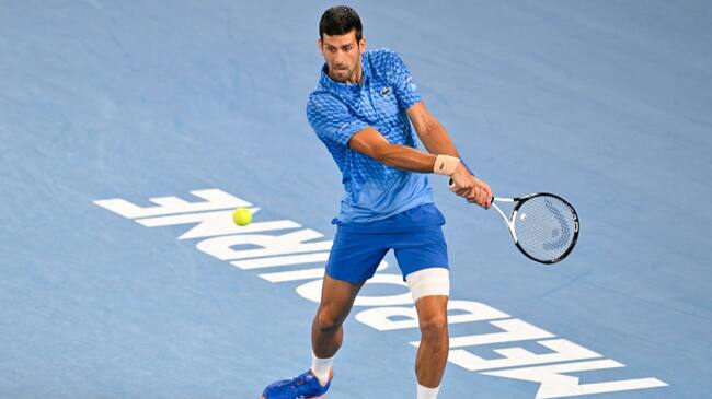 Novak Djokovic arrasa en su regreso oficial al Abierto de Australia tras dos años