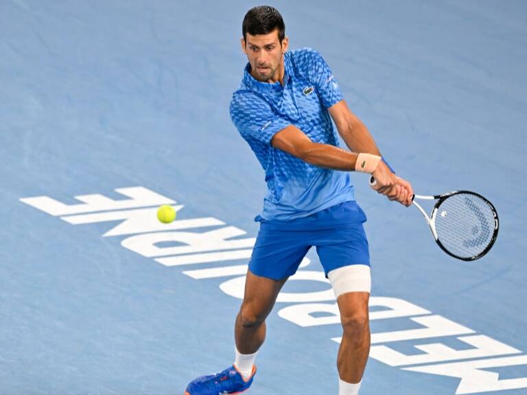 Novak Djokovic arrasa en su regreso oficial al Abierto de Australia tras dos años