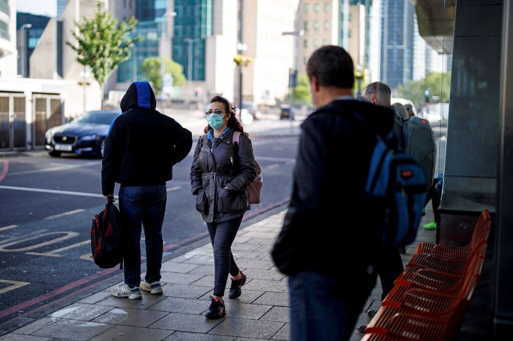 Personas con mascarillas caminan por las calles de Inglaterra