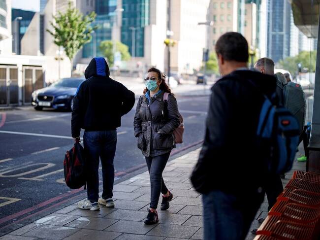 Personas con mascarillas caminan por las calles de Inglaterra