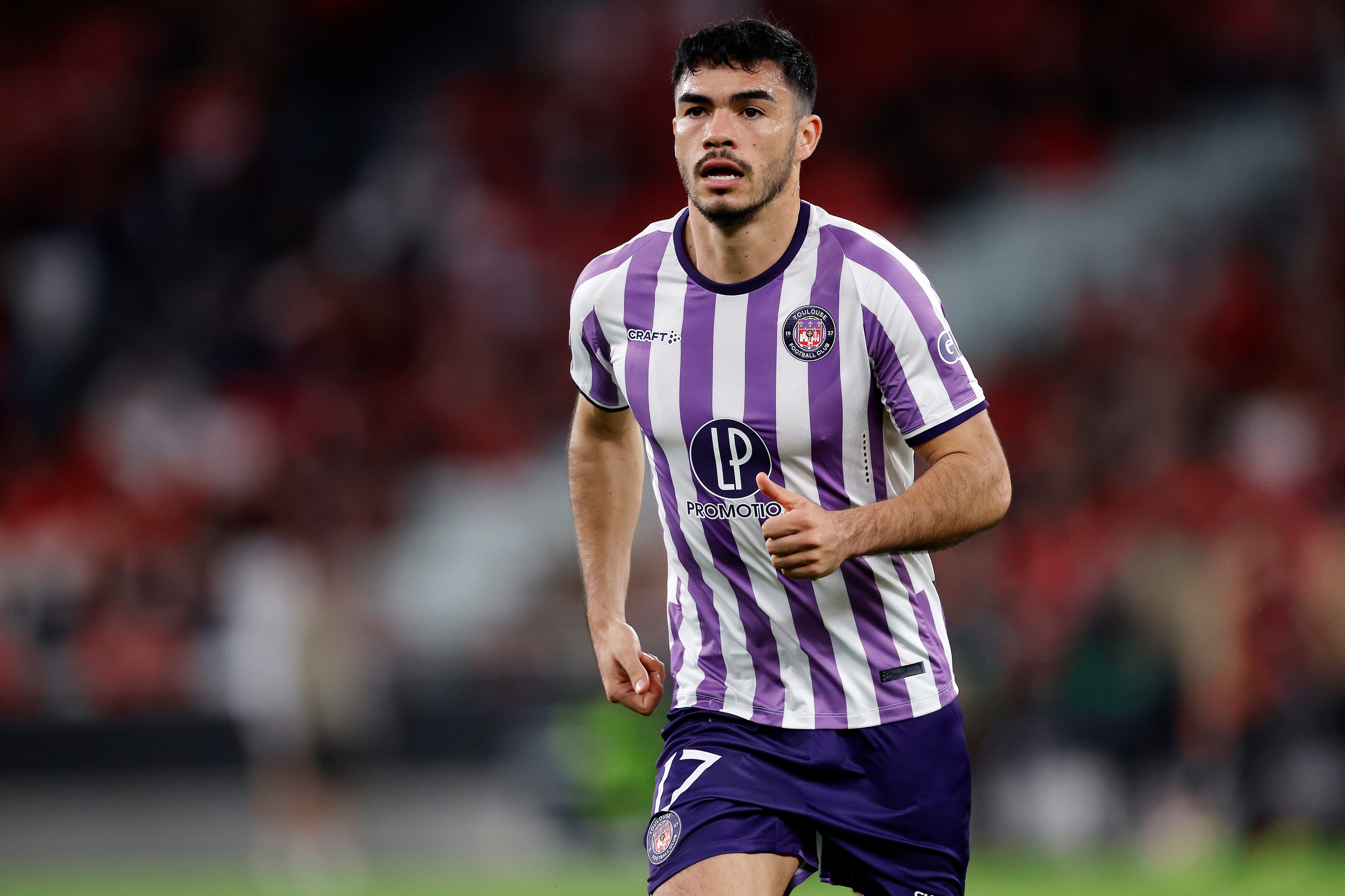 Referente del plantel: Gabriel Suazo protagonizó estreno de la inesperada nueva camiseta del Toulouse FC | Getty Images