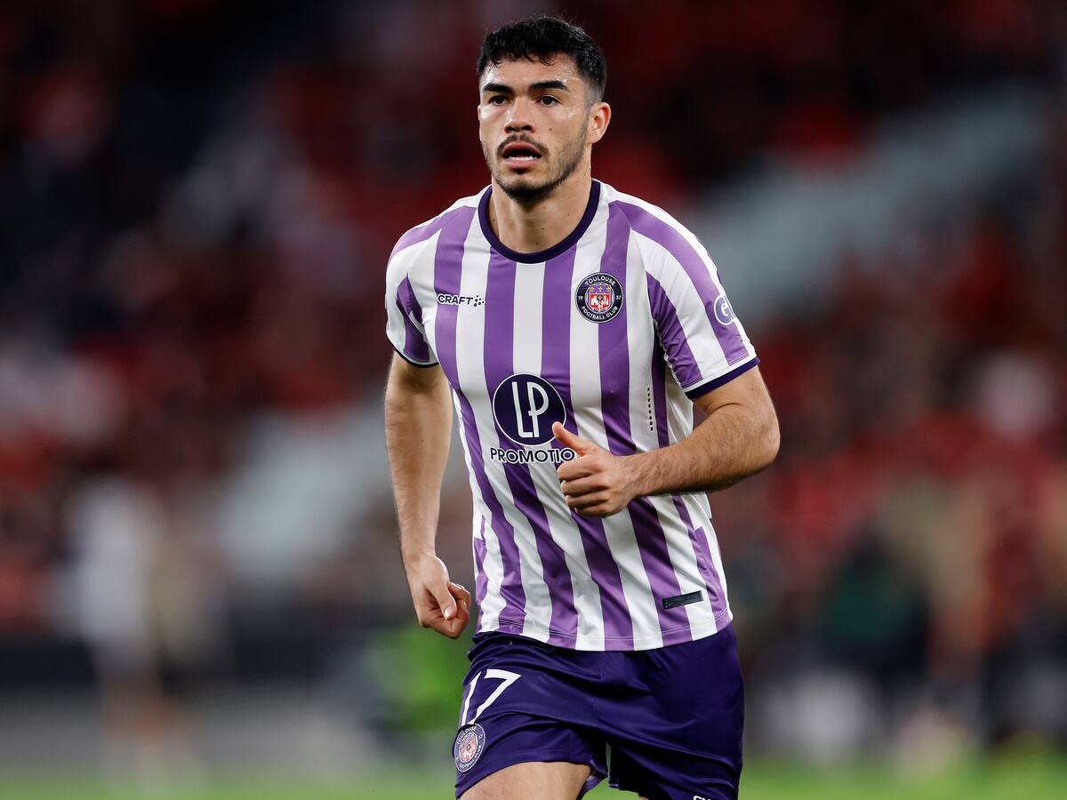 Referente del plantel: Gabriel Suazo protagonizó estreno de la inesperada nueva camiseta del Toulouse FC