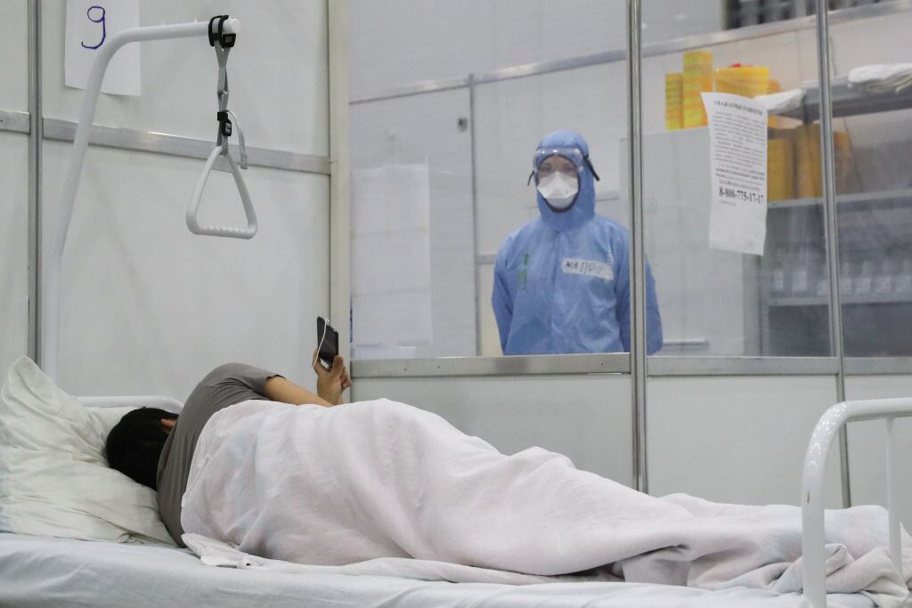 Trabajador de la salud supervisa a un paciente Covid-19 en Rusia