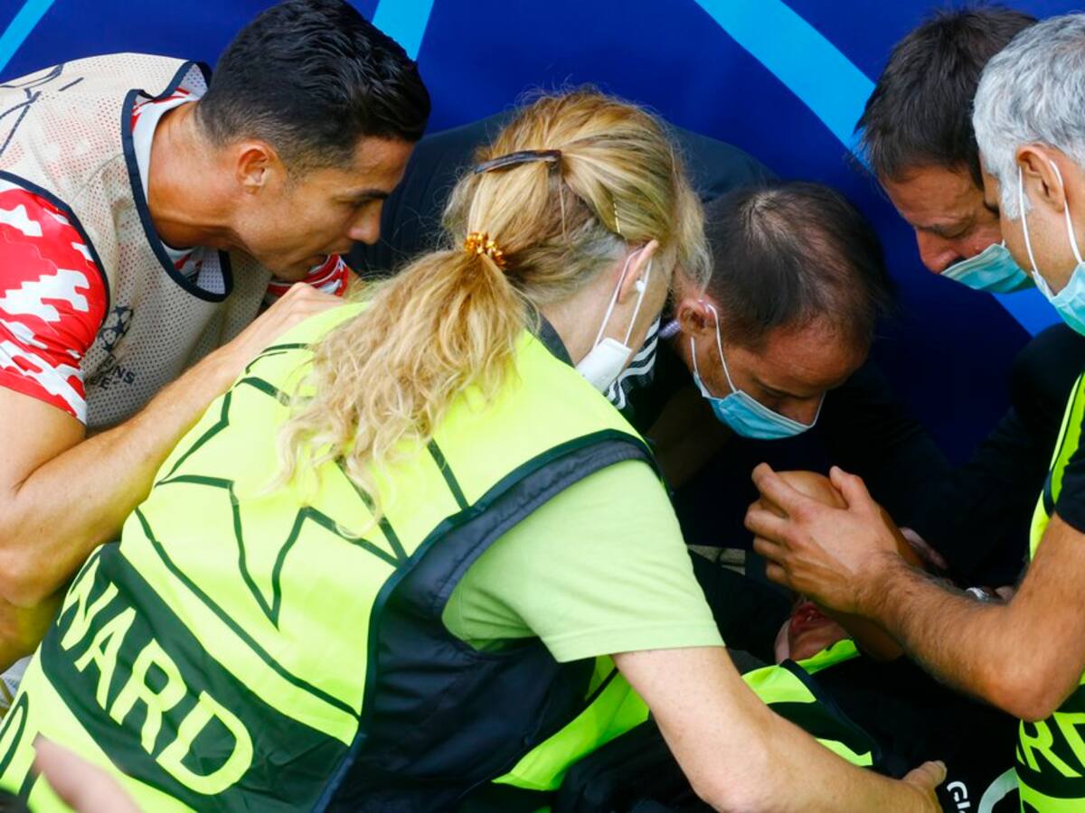 Cristiano Ronaldo le regaló su camiseta a mujer que golpeó con un pelotazo antes del partido del Manchester United