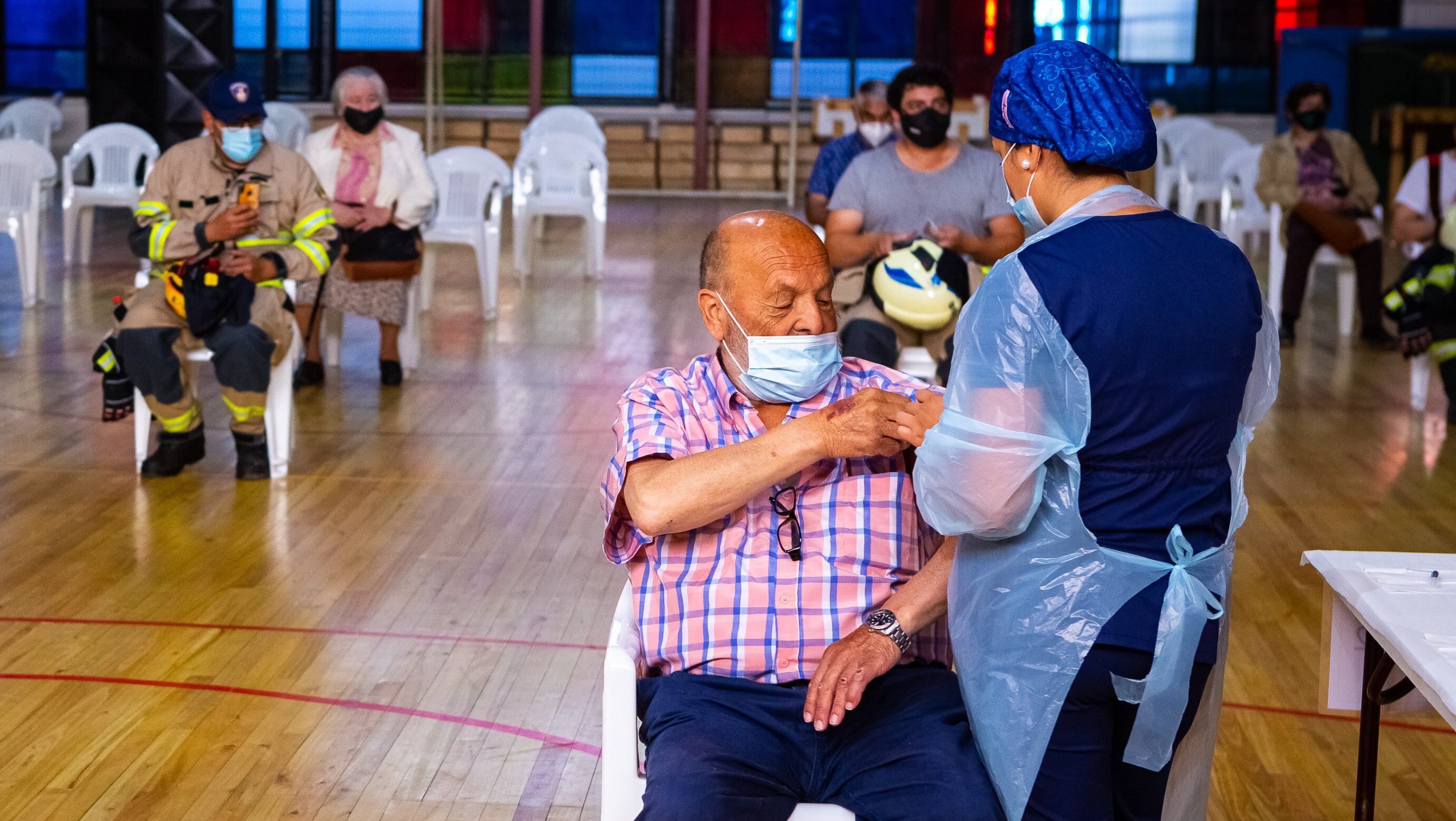 10 de Febrero de 2021 / PUERTO MONTTUn adulto mayor de 70 años o mas es vacunado contra el Covid-19 por una enfermera en dependencias de Escuela Angelmó
FOTO: FELIPE CONSTANZO / AGENCIA UNO