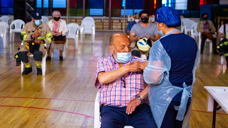 10 de Febrero de 2021 / PUERTO MONTTUn adulto mayor de 70 años o mas es vacunado contra el Covid-19 por una enfermera en dependencias de Escuela Angelmó
FOTO: FELIPE CONSTANZO / AGENCIA UNO