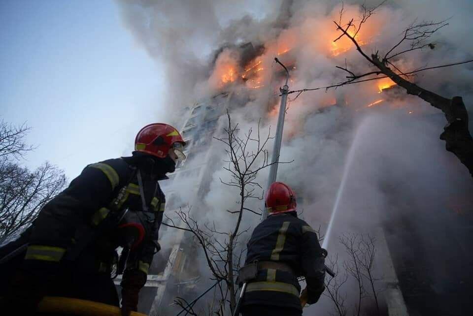 Bomberos intentan controlar el incendio de un edificio atacado en Kiev