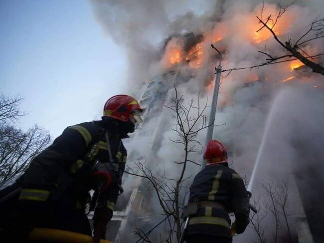 Bomberos intentan controlar el incendio de un edificio atacado en Kiev
