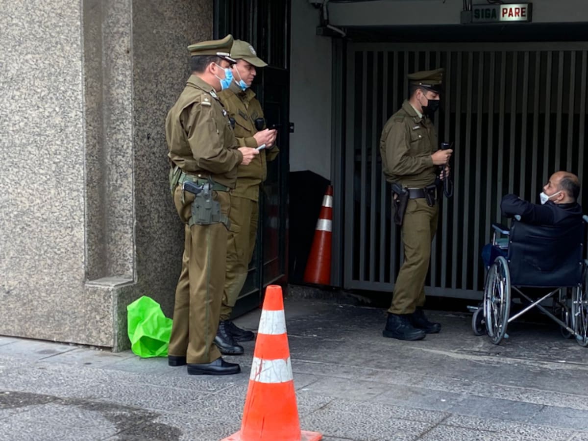 Sujeto en silla de ruedas intenta quemarse a lo bonzo frente a La Moneda