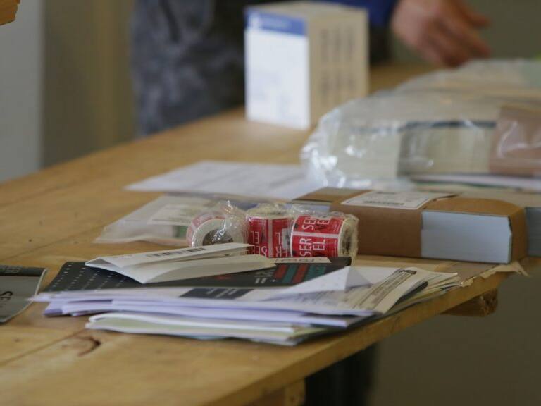 15.05.2021 Santiago Militares y personal del Servel realizan preparativos para las elecciones en el estadio monumental de la comuna de Macul. FOTO:LUIS BOZZO/AGENCIAUNO