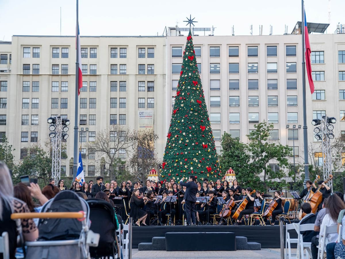 BancoEstado ilumina el centro de Santiago con un árbol de Navidad que estará disponible hasta el 6 de enero