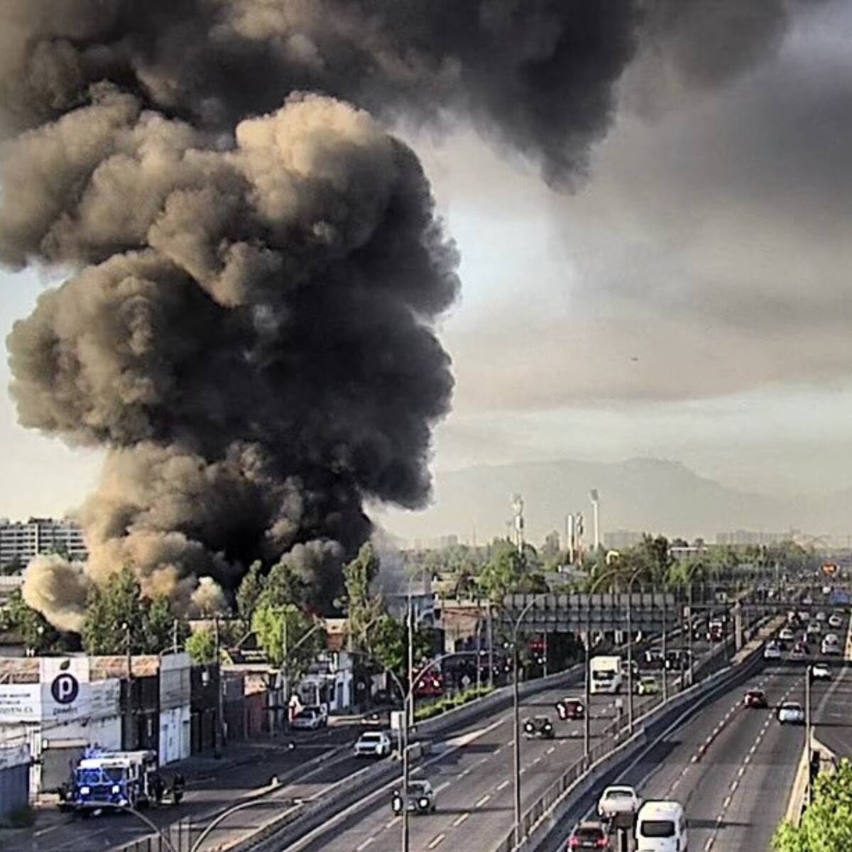 Incendio afecta local de venta de neumáticos en San Miguel: gran columna de “humo tóxico” se ve desde varias cuadras