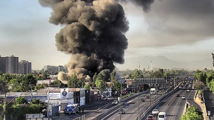 Incendio afecta local de venta de neumáticos en San Miguel: gran columna de “humo tóxico” se ve desde varias cuadras
