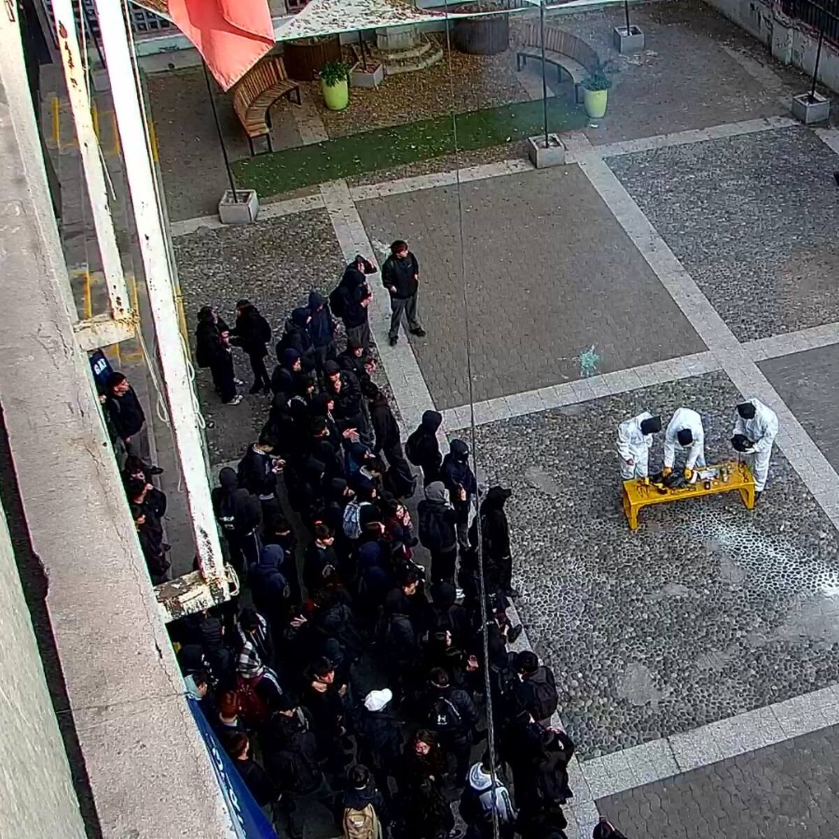 Municipio de Santiago anuncia querella por ataque con bomba molotov a periodista en el Instituto Nacional