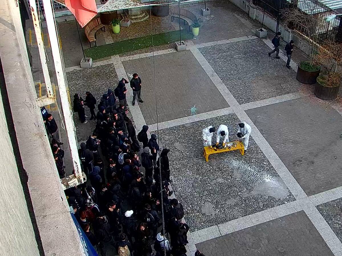 Municipio de Santiago anuncia querella por ataque con bomba molotov a periodista en el Instituto Nacional