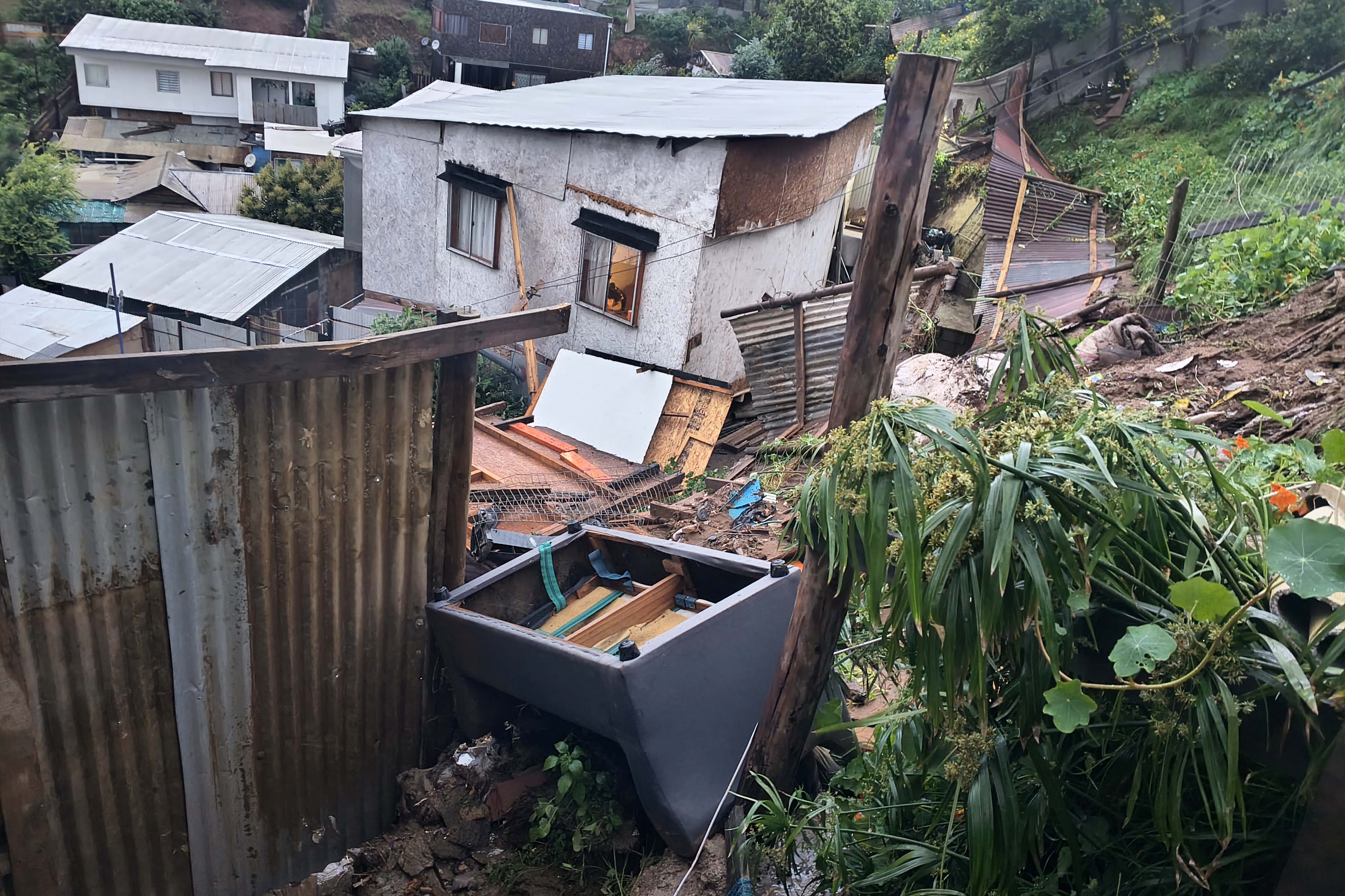 20 DE OCTUBRE DE 2026 / VIÑA DEL MAR
Casa se derrumbo en Reñaca Alto producto del frente de mal tiempo que afecta a la Región de Valparaíso.
FOTO: PABLO OVALLE ISASMENDI / UNO NOTICIAS